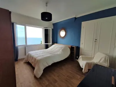 Un ou plusieurs lits dans un hébergement de l'établissement Maison VUE MER avec jardin à 800m de la plage à TREBEURDEN REF-683
