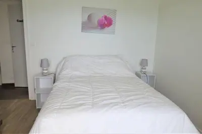 Un ou plusieurs lits dans un hébergement de l'établissement Maison VUE MER avec jardin à 800m de la plage à TREBEURDEN REF-683
