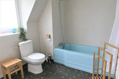 Salle de bains dans l'établissement Maison VUE MER avec jardin à 800m de la plage à TREBEURDEN REF-683