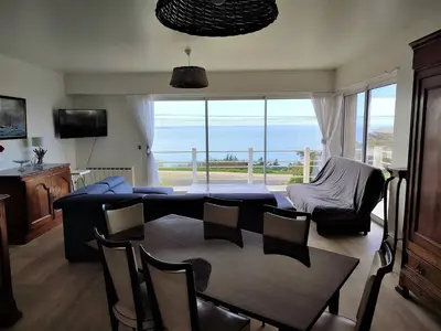 Télévision ou salle de divertissement dans l'établissement Maison VUE MER avec jardin à 800m de la plage à TREBEURDEN REF-683
