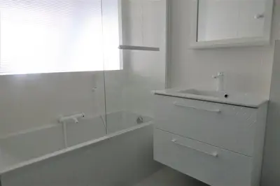 Salle de bains dans l'établissement Villa vue mer avec terrasse de 50m2 donnant sur la plage de Goas Treiz à TREBEURDEN Ref-674