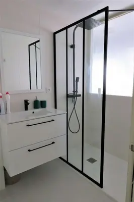 Salle de bains dans l'établissement Villa vue mer avec terrasse de 50m2 donnant sur la plage de Goas Treiz à TREBEURDEN Ref-674