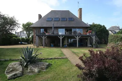 Jardin de l'établissement Villa vue mer avec terrasse de 50m2 donnant sur la plage de Goas Treiz à TREBEURDEN Ref-674