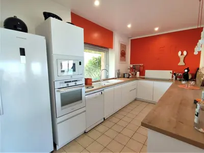 Cuisine ou kitchenette dans l'établissement Villa vue mer avec terrasse de 50m2 donnant sur la plage de Goas Treiz à TREBEURDEN Ref-674