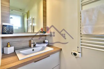Salle de bains dans l'établissement LocaLise - M12 - La petite Ty Marjan - Maison familiale avec jardin - A quelques pas des plages et du centre - Animaux admis - Wifi inclus - Draps inclus