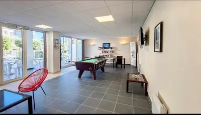 Télévision ou salle de divertissement dans l'établissement Trez Hir