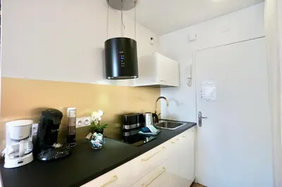 Cuisine ou kitchenette dans l'établissement Modern stud’ *hyper centre* 50m de la mer*