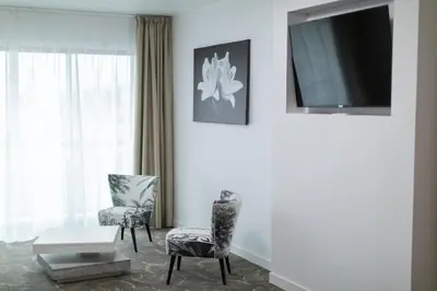 Télévision ou salle de divertissement dans l'établissement Le Barracuda & Spa, pieds dans l'eau, vue mer, espace bien-être offert