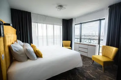 Un ou plusieurs lits dans un hébergement de l'établissement Le Barracuda & Spa, pieds dans l'eau, vue mer, espace bien-être offert
