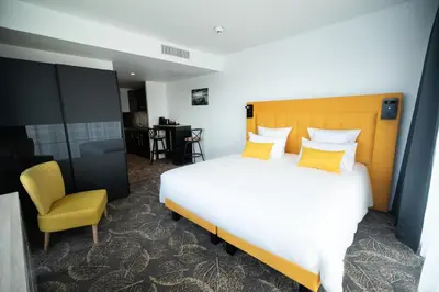 Un ou plusieurs lits dans un hébergement de l'établissement Le Barracuda & Spa, pieds dans l'eau, vue mer, espace bien-être offert