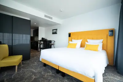 Un ou plusieurs lits dans un hébergement de l'établissement Le Barracuda & Spa, pieds dans l'eau, vue mer, espace bien-être offert