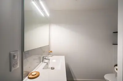 Salle de bains dans l'établissement Appartement vue sur la mer à l'Ile Tudy !