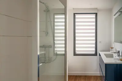 Salle de bains dans l'établissement Appartement vue sur la mer à l'Ile Tudy !