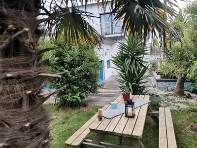Jardin de l'établissement A quelques pas du moulin blanc