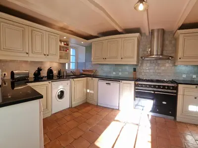 Cuisine ou kitchenette dans l'établissement House in Locquirec near Sandy Beaches
