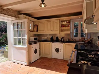 Cuisine ou kitchenette dans l'établissement House in Locquirec near Sandy Beaches