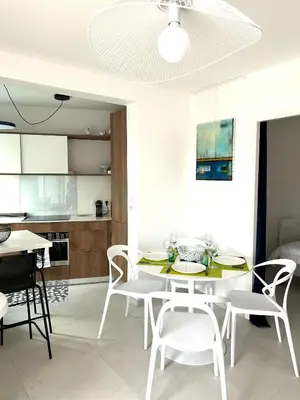 Cuisine ou kitchenette dans l'établissement Corniche - Petite Vue Mer - Terrasse - Parking Privé - Bénodet