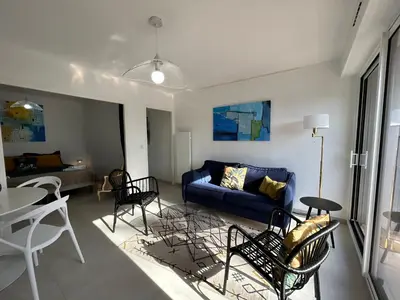 Coin salon dans l'établissement Corniche - Petite Vue Mer - Terrasse - Parking Privé - Bénodet