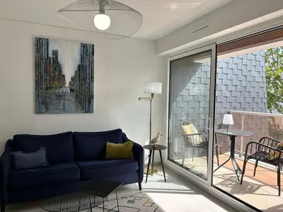 Coin salon dans l'établissement Corniche - Petite Vue Mer - Terrasse - Parking Privé - Bénodet