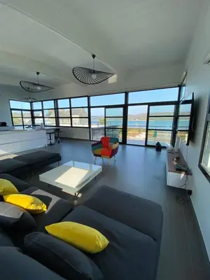 Coin salon dans l'établissement MAISON VILLA montmarin VUE MER BRETAGNE NORD VERS ROSCOFF CARANTEC MORLAIX PLOUESCAT LOCQUENOLE AVEC SON SPA ET SA VUE MER