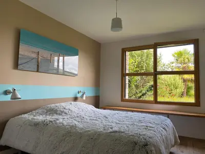 Un ou plusieurs lits dans un hébergement de l'établissement MAISON VILLA montmarin VUE MER BRETAGNE NORD VERS ROSCOFF CARANTEC MORLAIX PLOUESCAT LOCQUENOLE AVEC SON SPA ET SA VUE MER