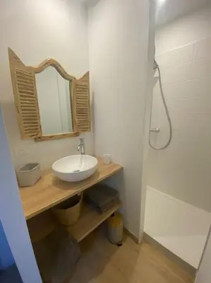 Salle de bains dans l'établissement Ty Dag - Terre de bas - plein centre parking privé