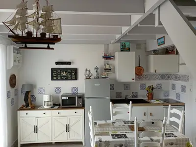 Cuisine ou kitchenette dans l'établissement Ty Sterenn e Giulia 700m de la plage de Lodonnec