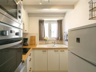 Cuisine ou kitchenette dans l'établissement Holiday Home La petite Iroise by Interhome