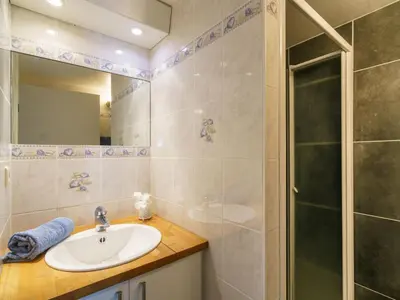 Salle de bains dans l'établissement Holiday Home L'Iroise by Interhome