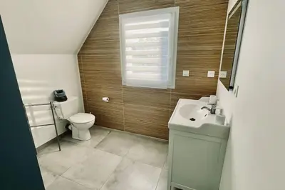 Salle de bains dans l'établissement Maison à l'orée du bois du Kador