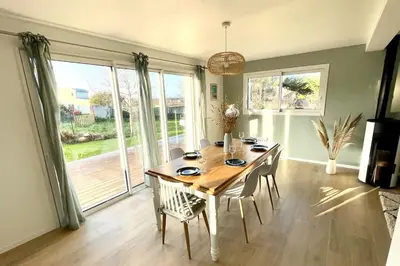 Coin salon dans l'établissement Maison à l'orée du bois du Kador