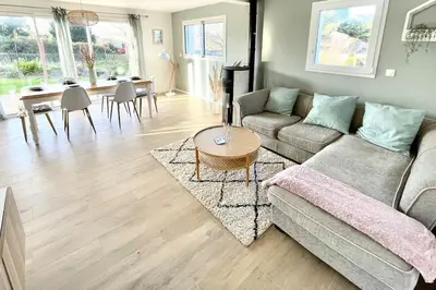 Coin salon dans l'établissement Maison à l'orée du bois du Kador