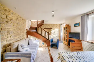 Coin salon dans l'établissement Pont L'Abbé, maison avec jardin pour 4