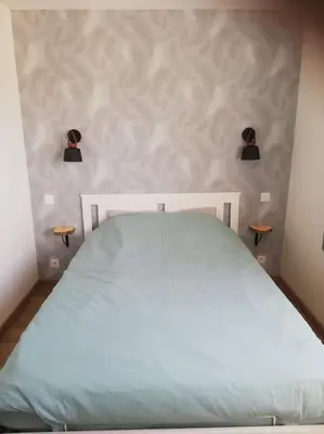 Un ou plusieurs lits dans un hébergement de l'établissement Jolie petite maison indépendante de plain-pied