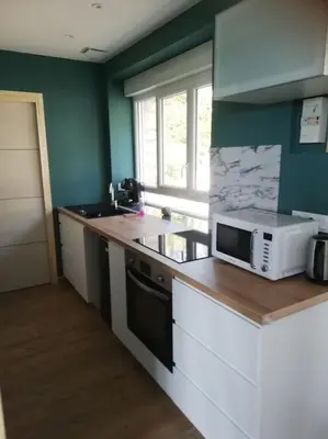 Cuisine ou kitchenette dans l'établissement Jolie petite maison indépendante de plain-pied