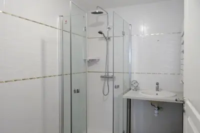 Salle de bains dans l'établissement Holiday Home Morgat near Sandy Beach