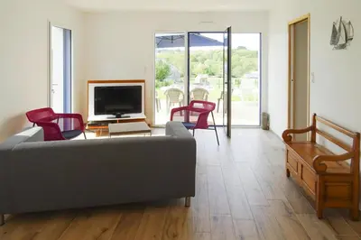 Télévision ou salle de divertissement dans l'établissement Holiday Home Morgat near Sandy Beach