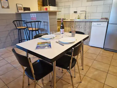 Cuisine ou kitchenette dans l'établissement Gîte Kerlosvézan - 2 personnes - 5mn Mer - GR34 - V45