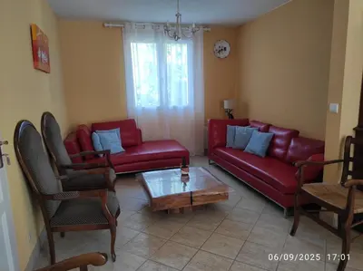 Coin salon dans l'établissement Er Mervent Maison de vacances