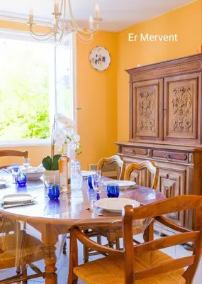 Coin salon dans l'établissement Er Mervent Maison de vacances