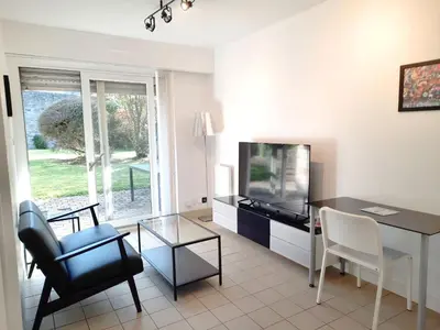 Télévision ou salle de divertissement dans l'établissement Ty Cocoon- Appartement avec terrasse et parking privé