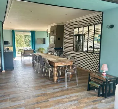 Restaurant ou autre lieu de restauration dans l'établissement Villa spacieuse Saint-Hernin avec spa convivial