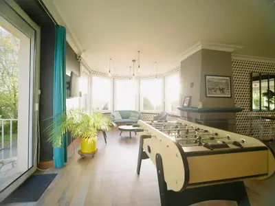 Coin salon dans l'établissement Villa spacieuse Saint-Hernin avec spa convivial