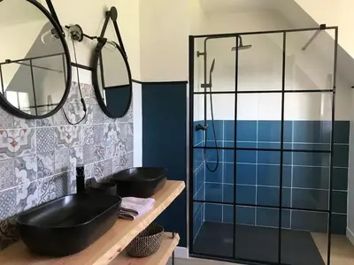 Salle de bains dans l'établissement Villa spacieuse Saint-Hernin avec spa convivial