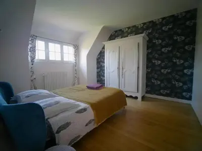 Un ou plusieurs lits dans un hébergement de l'établissement Villa spacieuse Saint-Hernin avec spa convivial