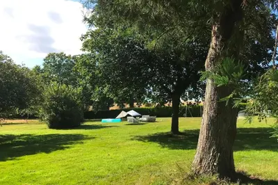 Jardin de l'établissement Villa spacieuse Saint-Hernin avec spa convivial
