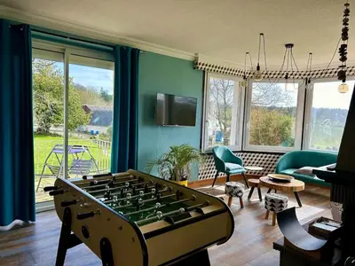 Télévision ou salle de divertissement dans l'établissement Villa spacieuse Saint-Hernin avec spa convivial