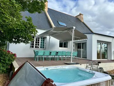 Piscine de l'établissement Villa spacieuse Saint-Hernin avec spa convivial ou située à proximité