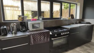 Cuisine ou kitchenette dans l'établissement Le Gîte les NUZ ( parc du château de Keroüartz)