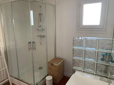 Salle de bains dans l'établissement Maison sur la pointe du Cap Coz